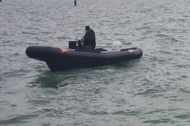 550 RIB in polietilene HDPE in acqua con operatore a bordo