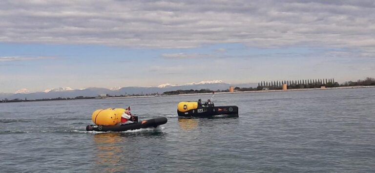 Due 550 RIB al lavoro in laguna con galleggianti