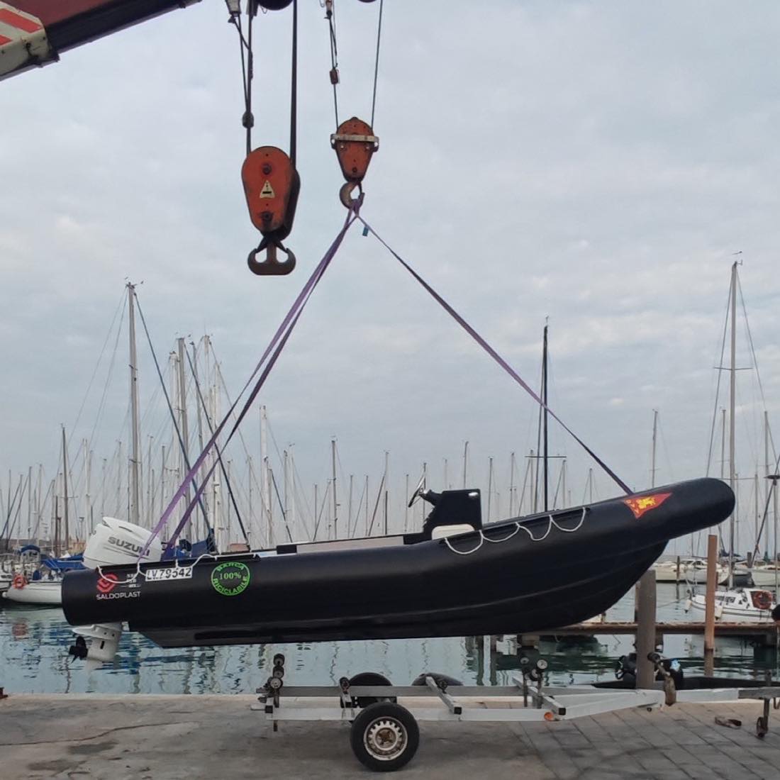 Varo con gru di un 550 RIB in polietilene HDPE Saldoplast Marine