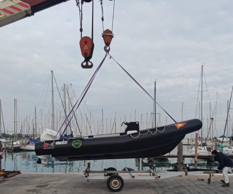 Varo con gru del 550 RIB su carrello