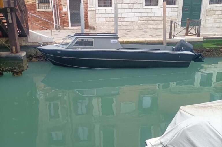 730 WORK ormeggiata in un canale di Venezia