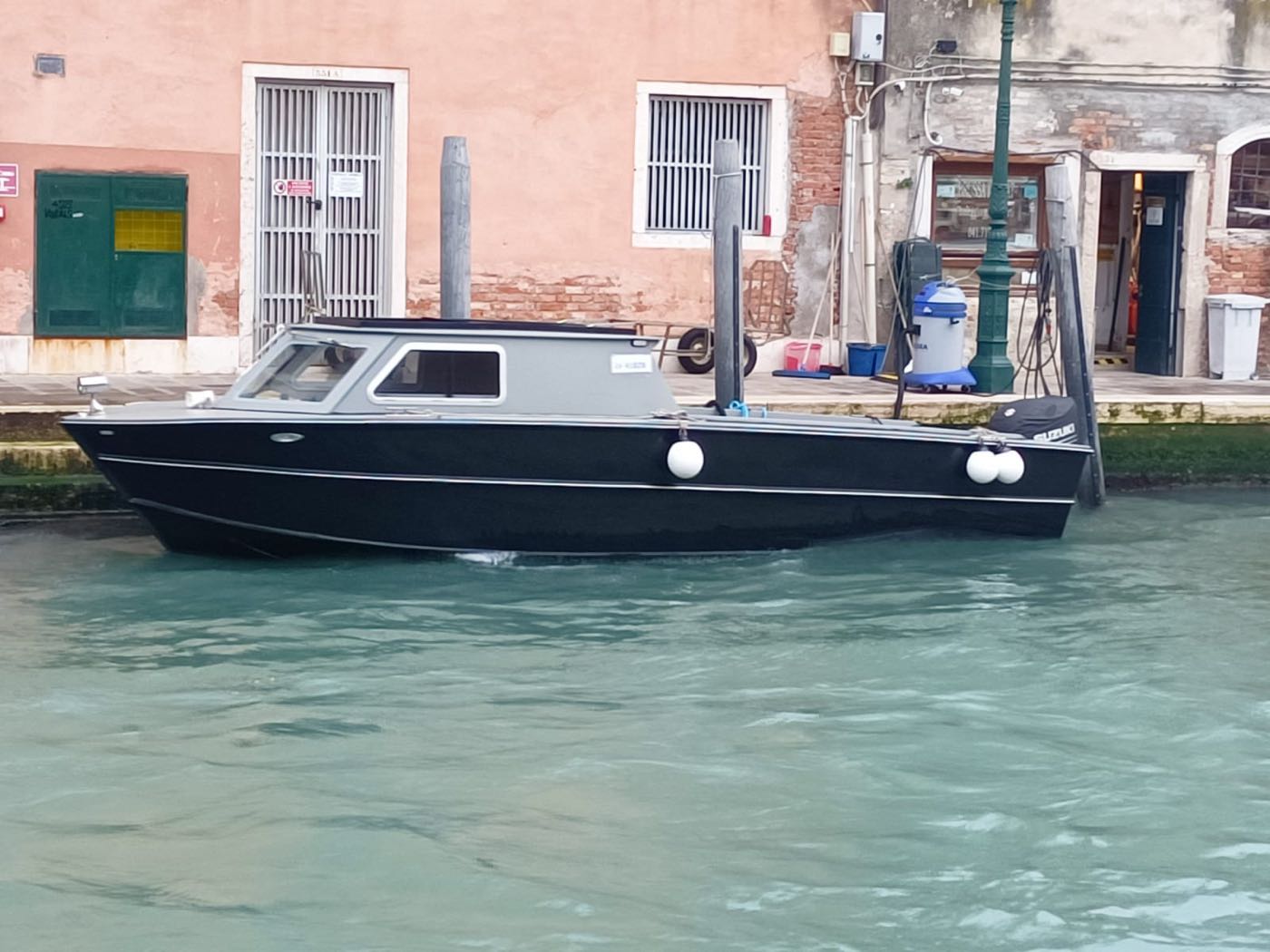 730 WORK cabinata in polietilene HDPE ormeggiata, vista laterale