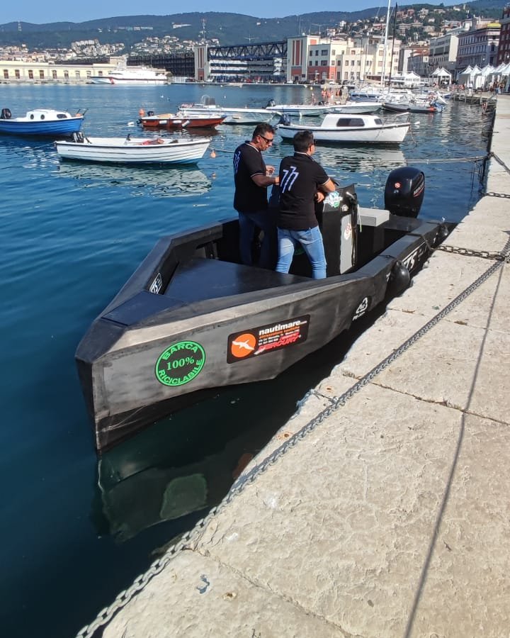 Il VECO 555 in polietilene HDPE ormeggiato sulle rive di Trieste durante la Barcolana 2023