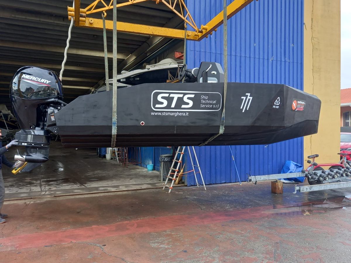 La carena del VECO 555 in polietilene HDPE, sollevata in cantiere