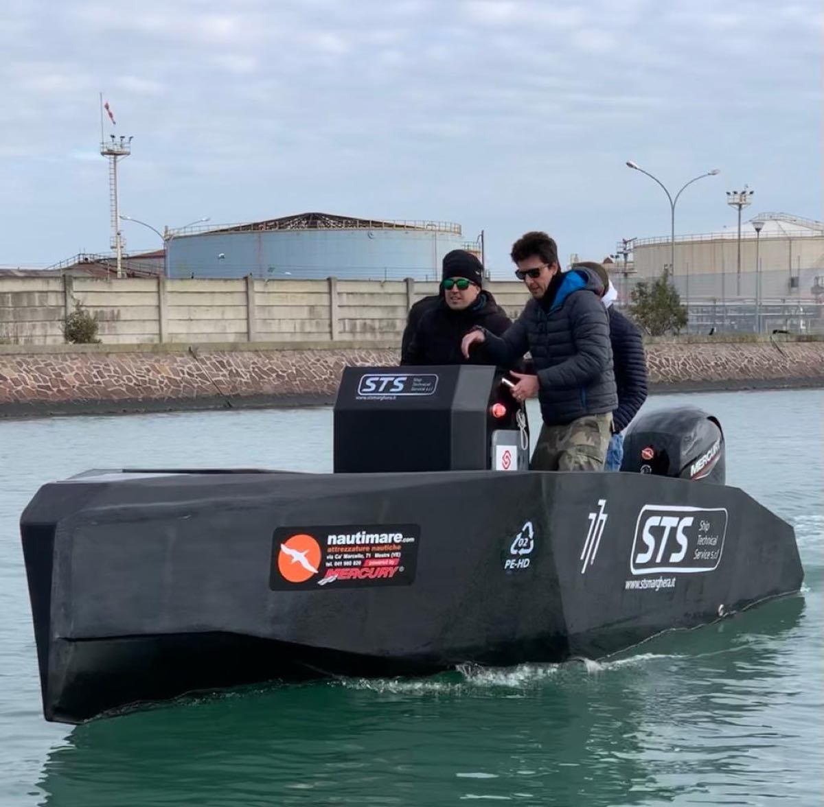Equipaggio a bordo del VECO 555 in polietilene HDPE