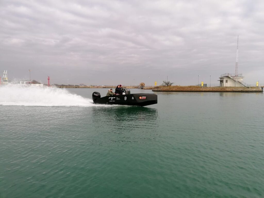 Il VECO 555 in polietilene HDPE in navigazione nella laguna di Venezia